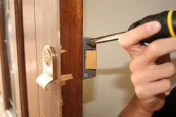 Locksmith Key Store Moreno Valley, CA 951-390-2015 - lock-opening